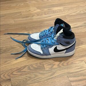 University blue size 5.5 barely used Jordan’s with box ( black laces are in box)